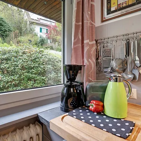 Talblick Mit Schwimmbad