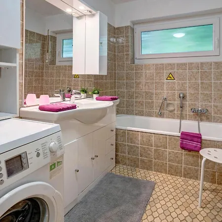 Talblick Mit Schwimmbad *